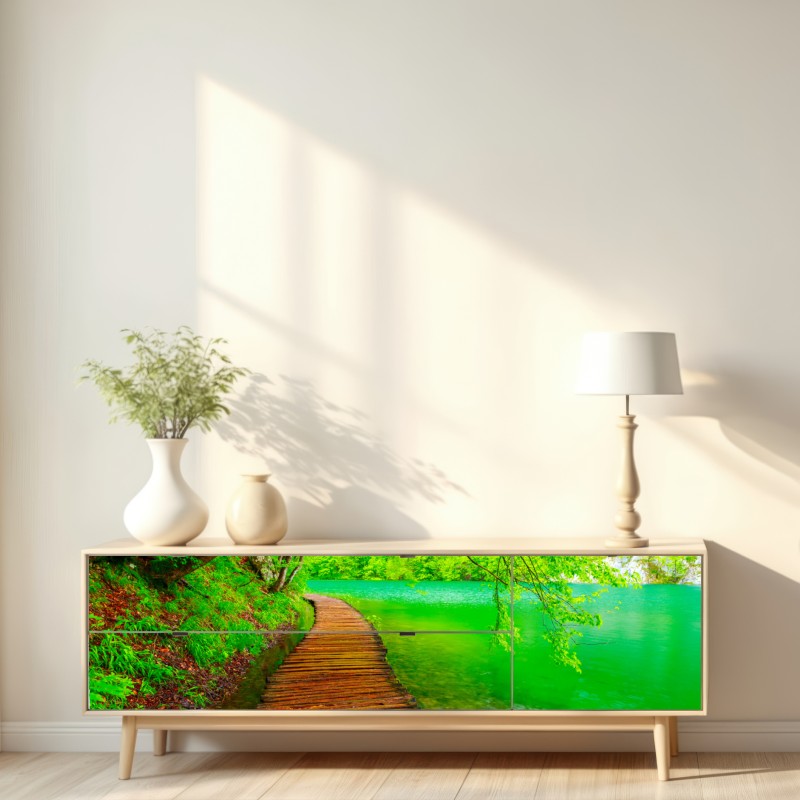 Naklejka repozycjonowalna spokojny zielony pomost nad jeziorem – Wallissimo® Naklejka repozycjonowalna spokojny zielony pomost nad jeziorem – Wallissimo®