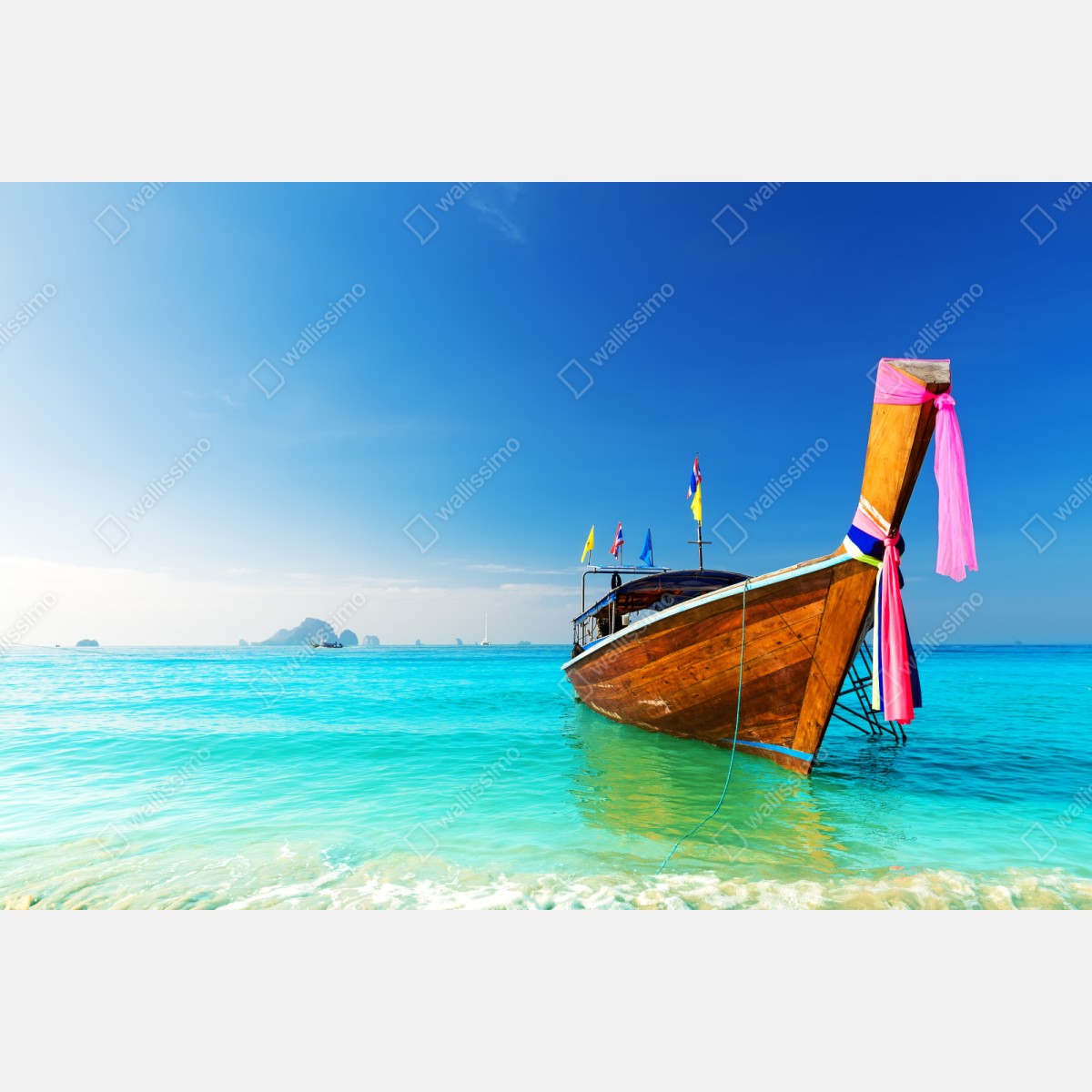 Naklejka repozycjonowalna długa łódź na turkusowej plaży, Morze Andamańskie – Wallissimo® Naklejka repozycjonowalna długa łódź na turkusowej plaży, Morze Andamańskie – Wallissimo®