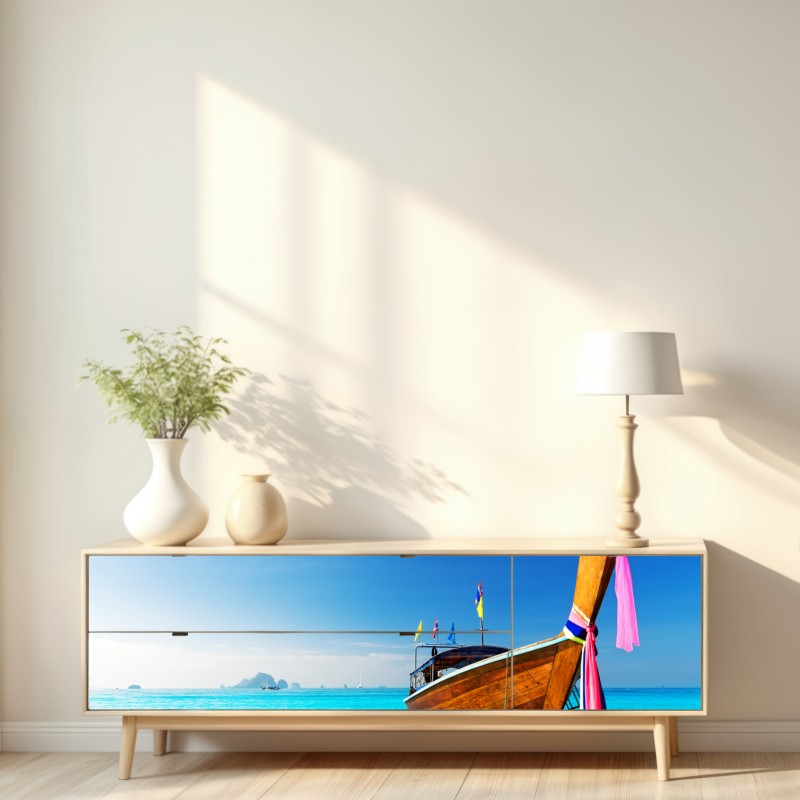 Naklejka repozycjonowalna długa łódź na turkusowej plaży, Morze Andamańskie – Wallissimo® Naklejka repozycjonowalna długa łódź na turkusowej plaży, Morze Andamańskie – Wallissimo®