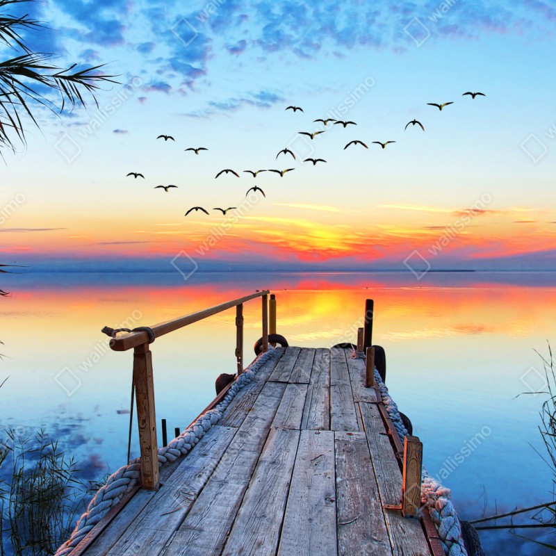 Naklejka repozycjonowalna pomost o zachodzie słońca nad jeziorem – Wallissimo® Naklejka repozycjonowalna pomost o zachodzie słońca nad jeziorem – Wallissimo®
