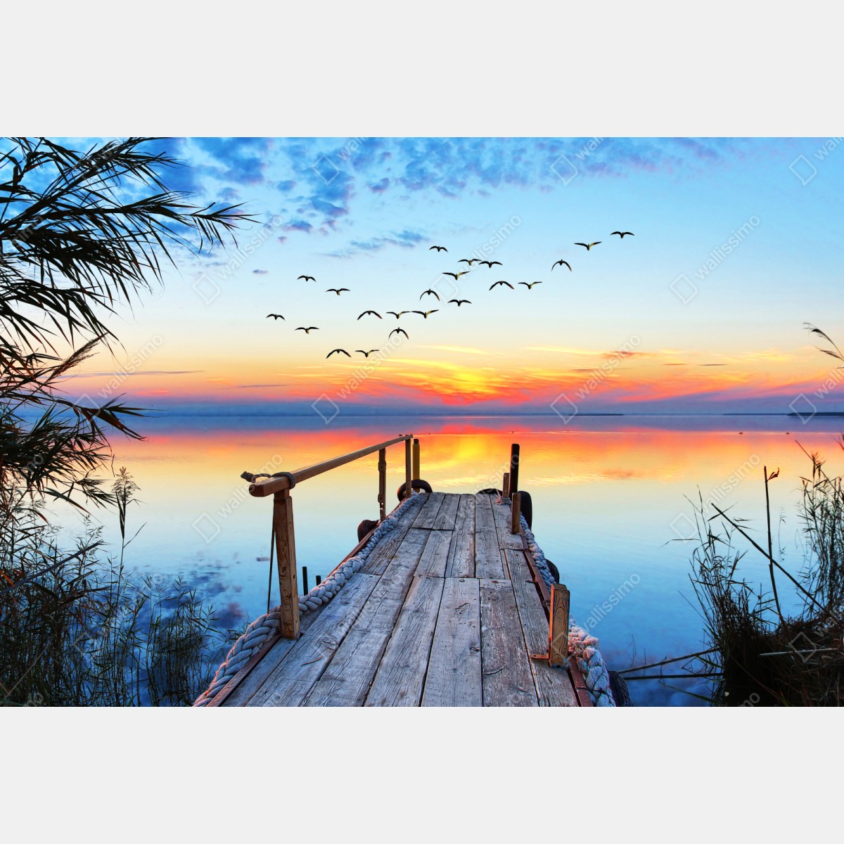 Naklejka repozycjonowalna pomost o zachodzie słońca nad jeziorem – Wallissimo® Naklejka repozycjonowalna pomost o zachodzie słońca nad jeziorem – Wallissimo®