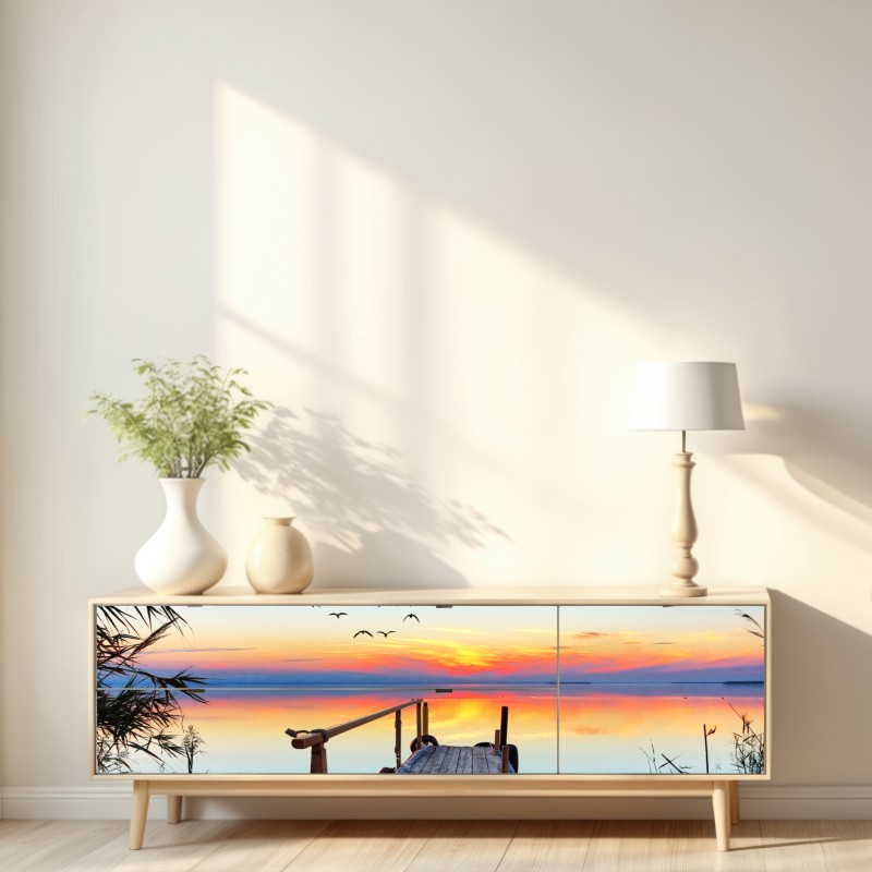 Naklejka repozycjonowalna pomost o zachodzie słońca nad jeziorem – Wallissimo® Naklejka repozycjonowalna pomost o zachodzie słońca nad jeziorem – Wallissimo®