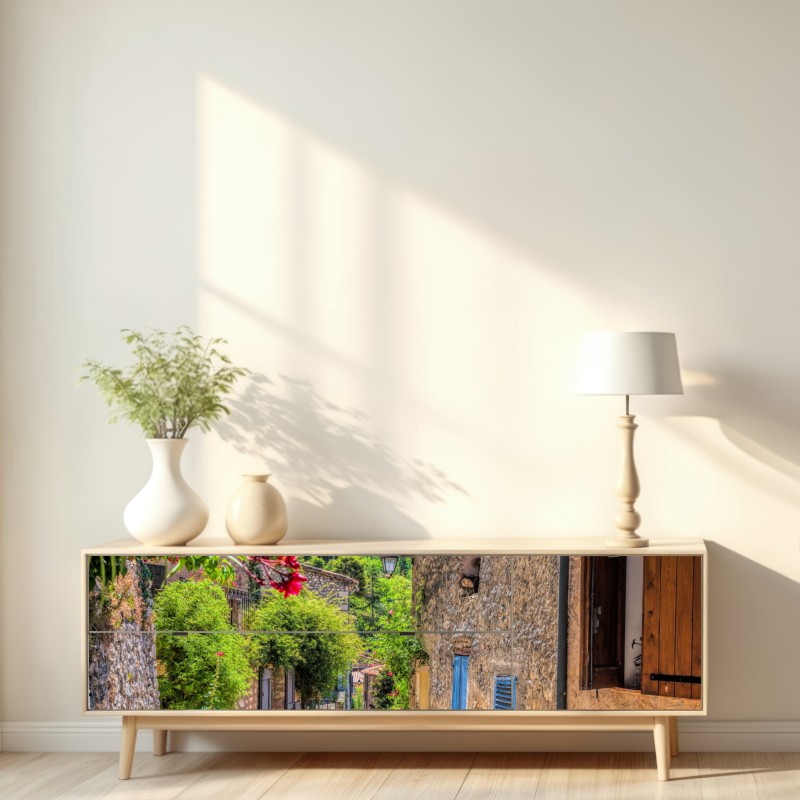 Naklejka repozycjonowalna Moustiers Sainte Marie urokliwa uliczka w Prowansji – Wallissimo® Naklejka repozycjonowalna Moustiers Sainte Marie urokliwa uliczka w Prowansji – Wallissimo®