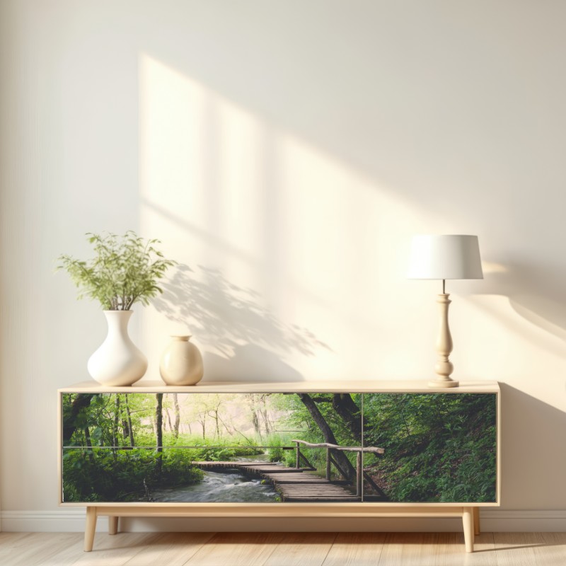 Naklejka repozycjonowalna spokojna drewniana kładka w zielonym lesie – Wallissimo® Naklejka repozycjonowalna spokojna drewniana kładka w zielonym lesie – Wallissimo®