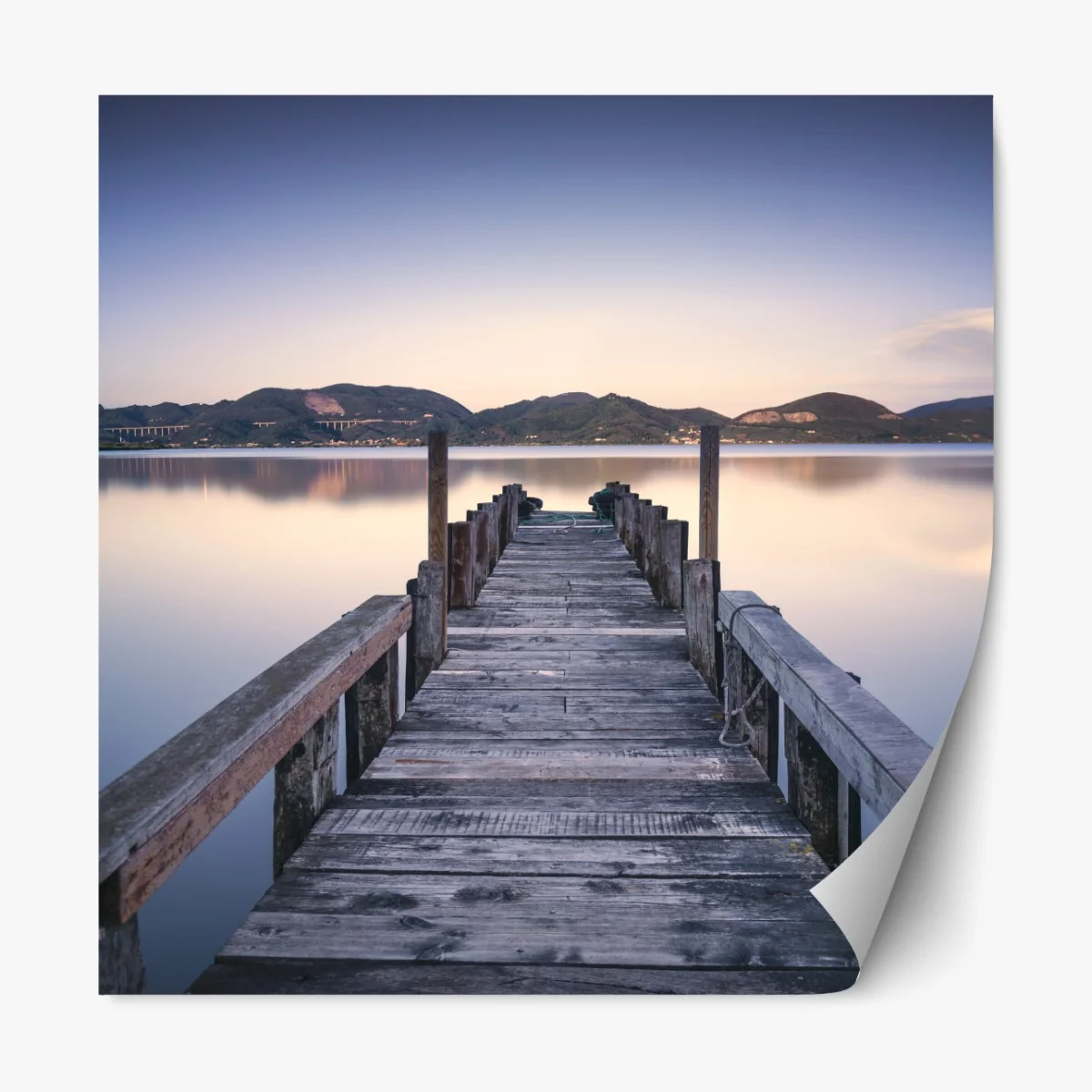 Naklejka repozycjonowalna drewniany pomost nad jeziorem Versilia Massaciuccoli – Wallissimo® Naklejka repozycjonowalna drewniany pomost nad jeziorem Versilia Massaciuccoli – Wallissimo®