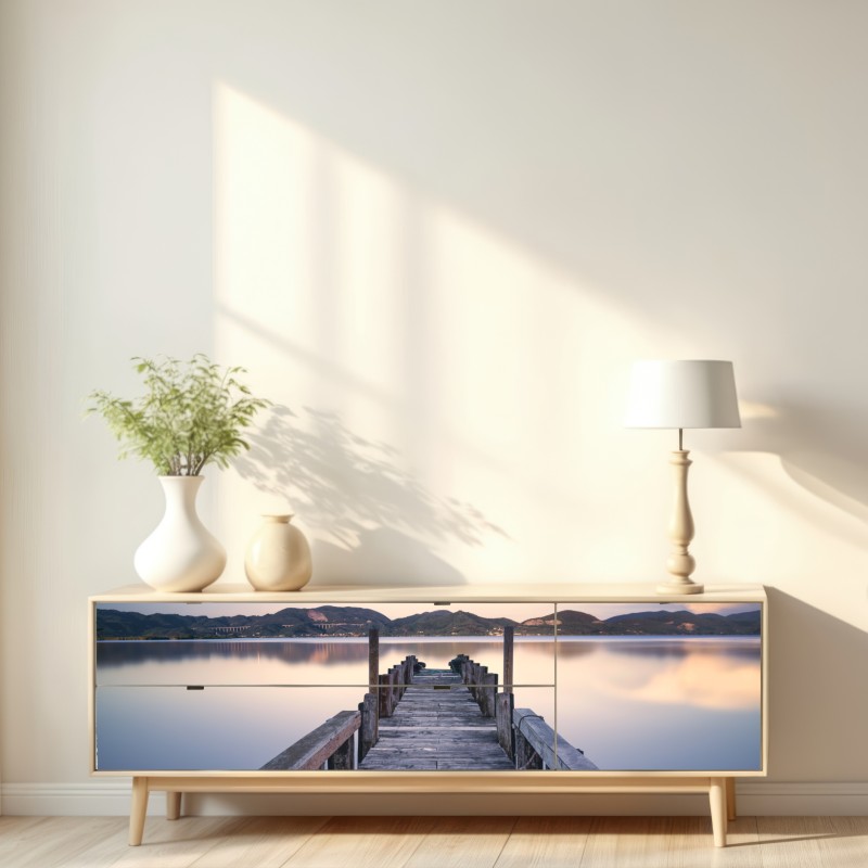 Naklejka repozycjonowalna drewniany pomost nad jeziorem Versilia Massaciuccoli – Wallissimo® Naklejka repozycjonowalna drewniany pomost nad jeziorem Versilia Massaciuccoli – Wallissimo®