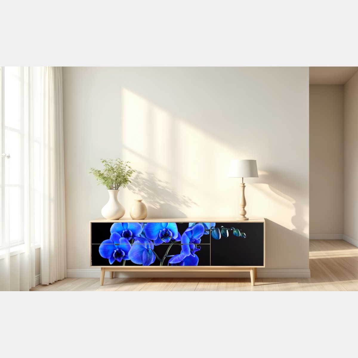 Naklejka repozycjonowalna intensywna niebieska orchidea na czarnym tle – Wallissimo® Naklejka repozycjonowalna intensywna niebieska orchidea na czarnym tle – Wallissimo®