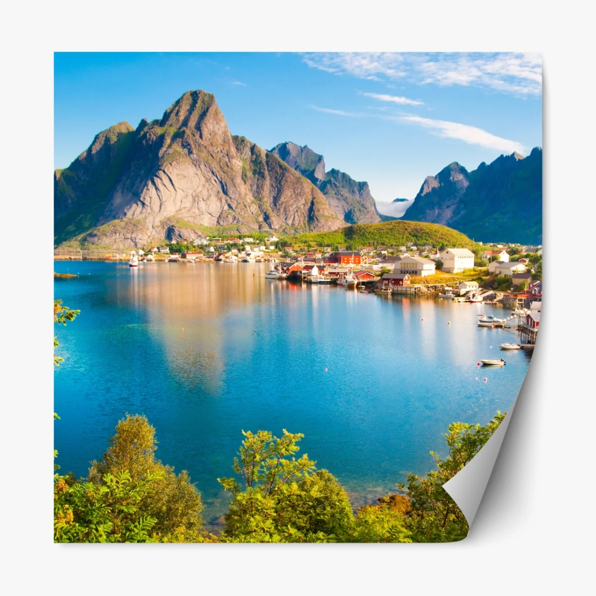 Naklejka repozycjonowalna malowniczy fiord z górską wioską i odbiciami – Wallissimo® Naklejka repozycjonowalna malowniczy fiord z górską wioską i odbiciami – Wallissimo®