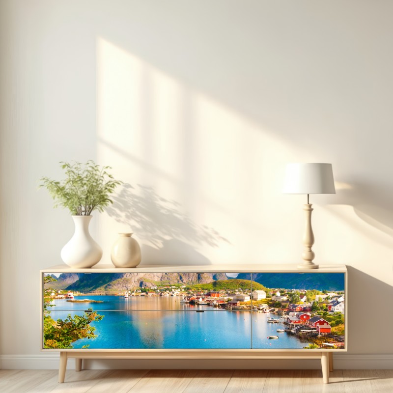 Naklejka repozycjonowalna malowniczy fiord z górską wioską i odbiciami – Wallissimo® Naklejka repozycjonowalna malowniczy fiord z górską wioską i odbiciami – Wallissimo®