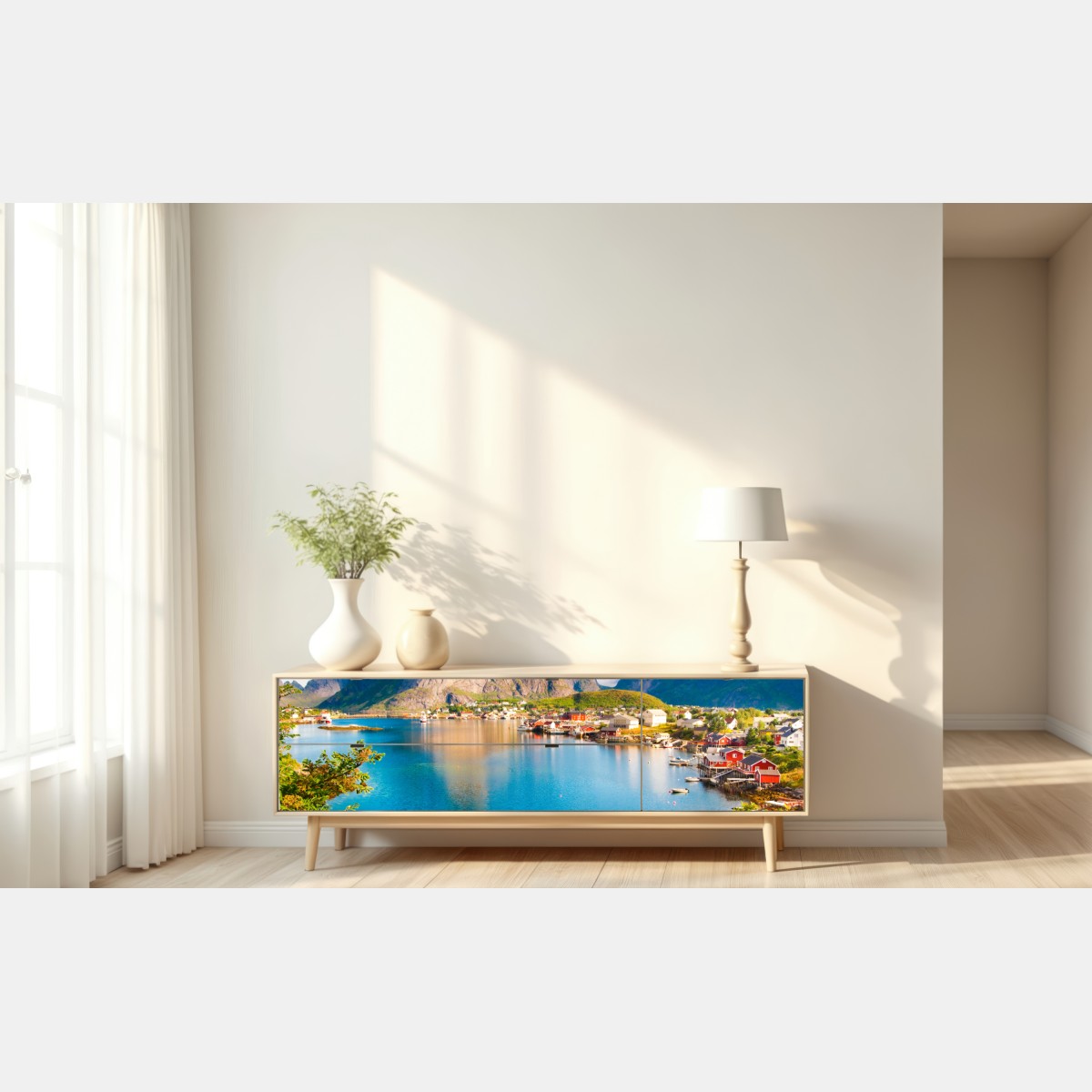 Naklejka repozycjonowalna malowniczy fiord z górską wioską i odbiciami – Wallissimo® Naklejka repozycjonowalna malowniczy fiord z górską wioską i odbiciami – Wallissimo®