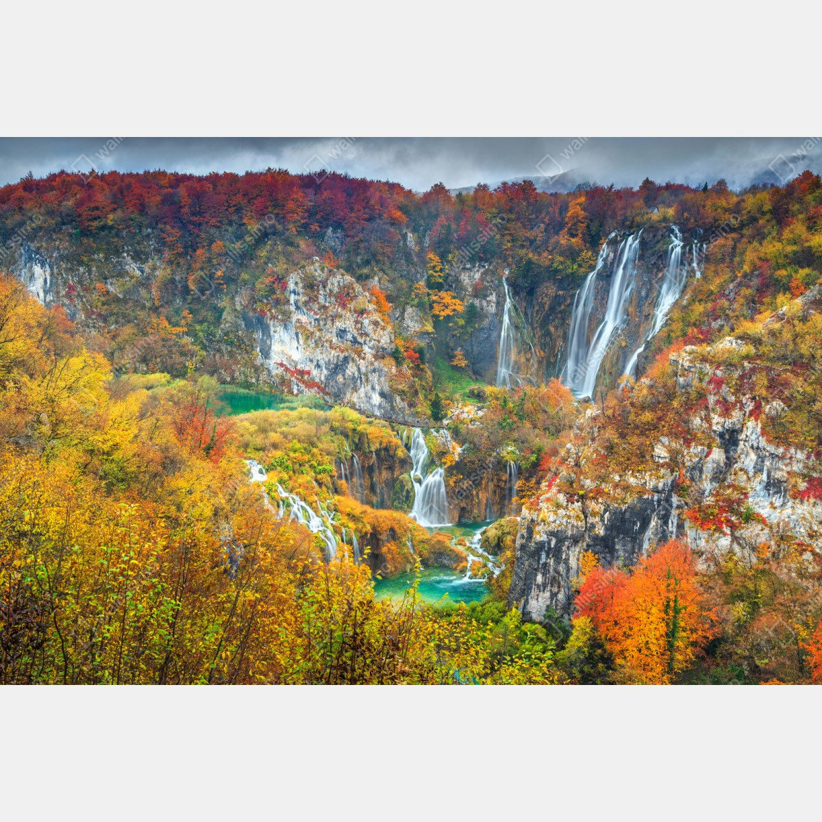 Naklejka repozycjonowalna jesienne wodospady w malowniczym lesie – Wallissimo® Naklejka repozycjonowalna jesienne wodospady w malowniczym lesie – Wallissimo®