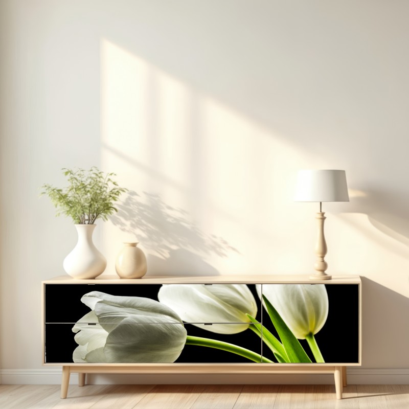 Naklejka repozycjonowalna eleganckie białe tulipany na czarnym tle – Wallissimo® Naklejka repozycjonowalna eleganckie białe tulipany na czarnym tle – Wallissimo®