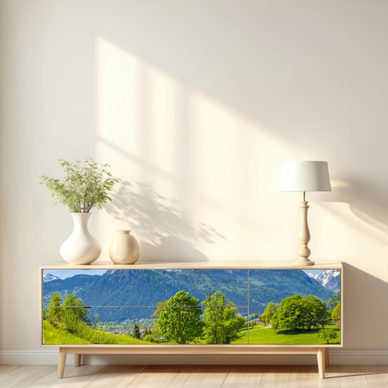 Naklejka repozycjonowalna spokojna alpejska łąka z górskimi szczytami – Wallissimo® Naklejka repozycjonowalna spokojna alpejska łąka z górskimi szczytami – Wallissimo®