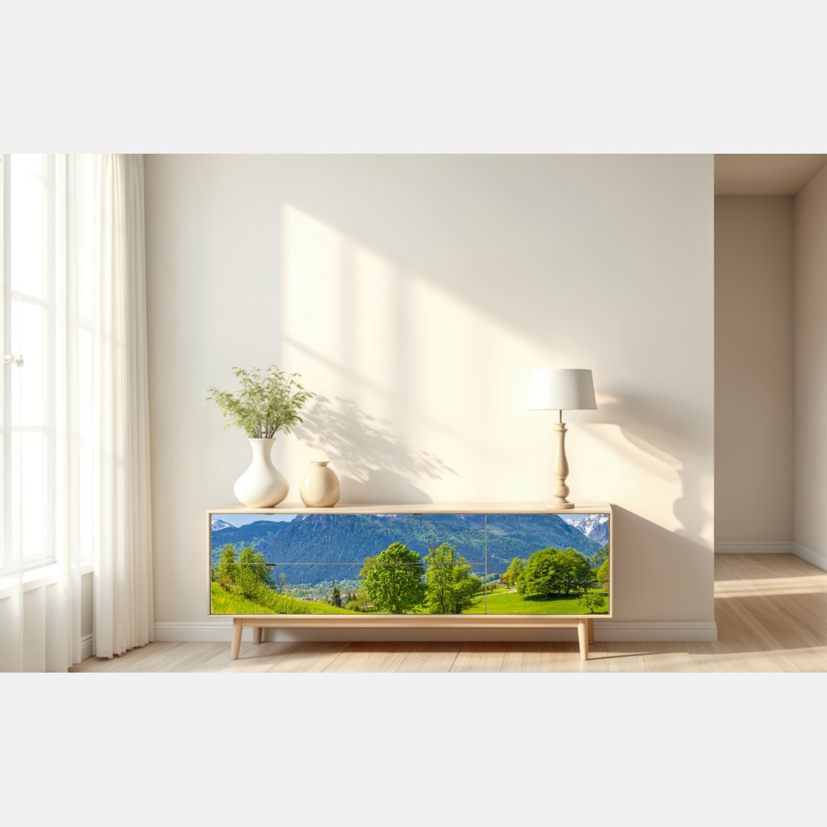 Naklejka repozycjonowalna spokojna alpejska łąka z górskimi szczytami – Wallissimo® Naklejka repozycjonowalna spokojna alpejska łąka z górskimi szczytami – Wallissimo®