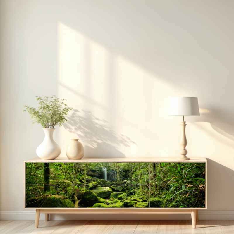 Naklejka repozycjonowalna bujny mech i wodospad w tropikalnym lesie – Wallissimo® Naklejka repozycjonowalna bujny mech i wodospad w tropikalnym lesie – Wallissimo®