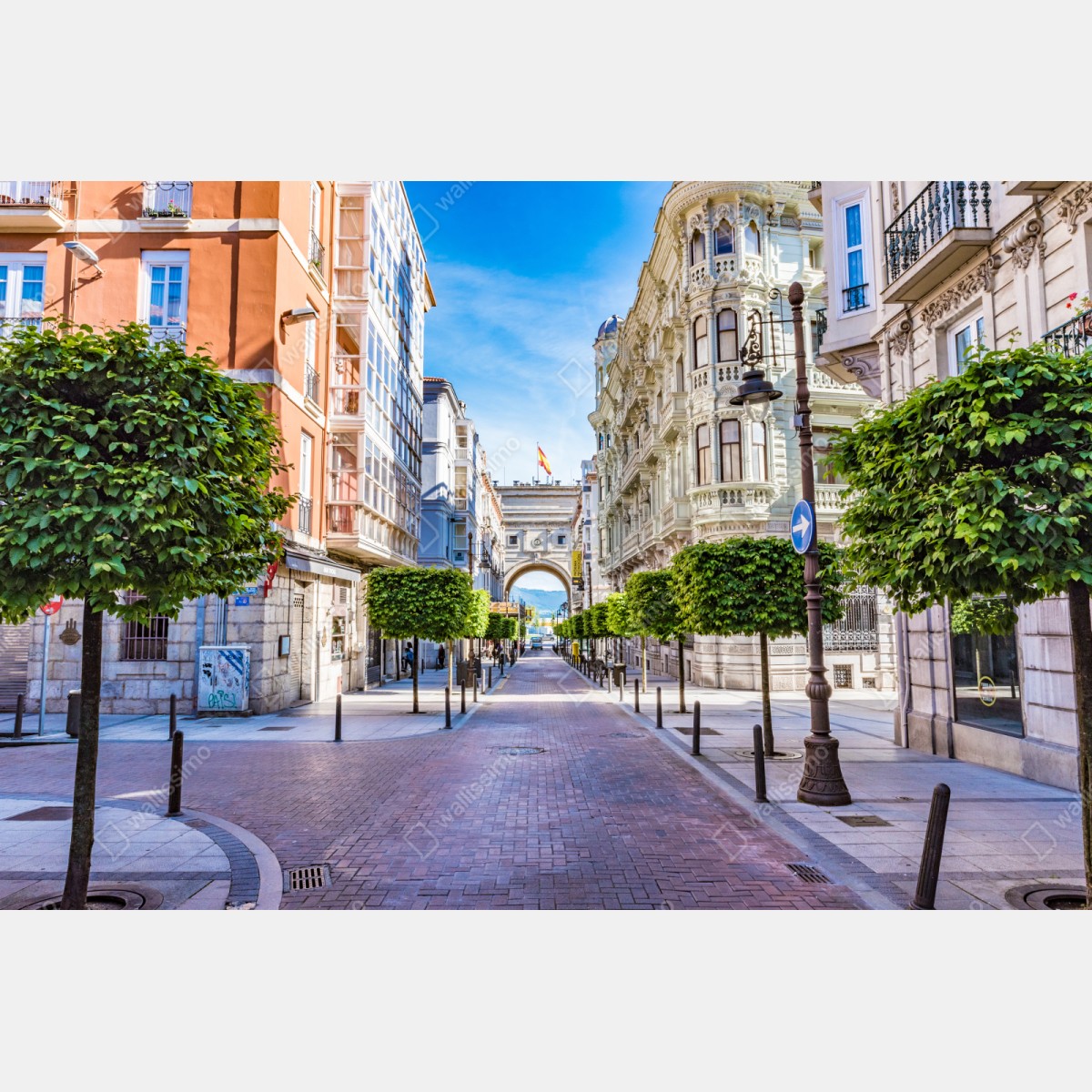 Naklejka repozycjonowalna Santander ulica miejska z zabytkowym łukiem – Wallissimo® Naklejka repozycjonowalna Santander ulica miejska z zabytkowym łukiem – Wallissimo®