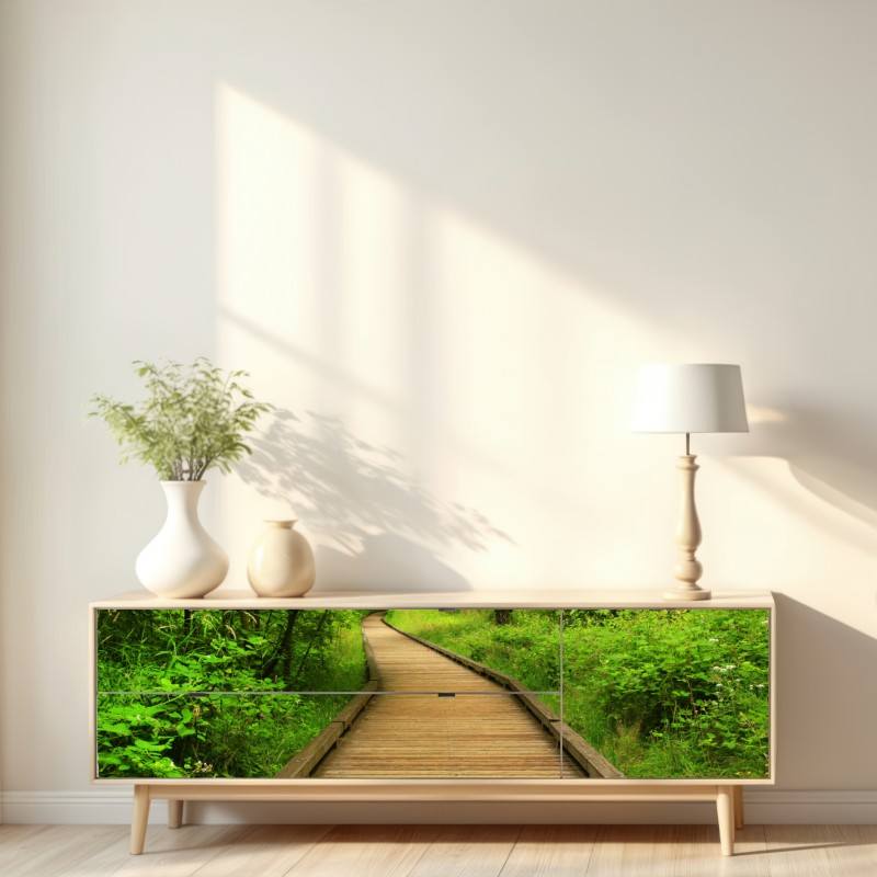 Naklejka repozycjonowalna spokojny drewniany pomost w lesie – Wallissimo® Naklejka repozycjonowalna spokojny drewniany pomost w lesie – Wallissimo®