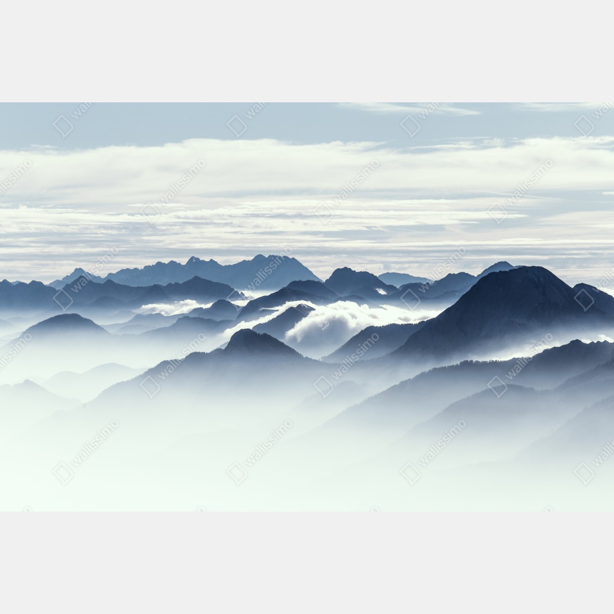 Naklejka repozycjonowalna mglista warstwa gór o świcie – Wallissimo® Naklejka repozycjonowalna mglista warstwa gór o świcie – Wallissimo®