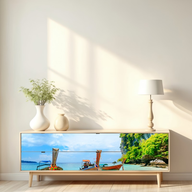 Naklejka repozycjonowalna łodzie longtail na turkusowej plaży w Phuket – Wallissimo® Naklejka repozycjonowalna łodzie longtail na turkusowej plaży w Phuket – Wallissimo®