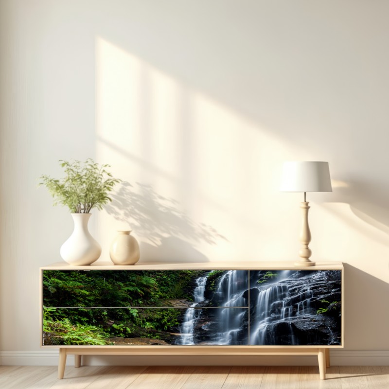 Naklejka repozycjonowalna spokojny wodospad w lesie – Wallissimo® Naklejka repozycjonowalna spokojny wodospad w lesie – Wallissimo®