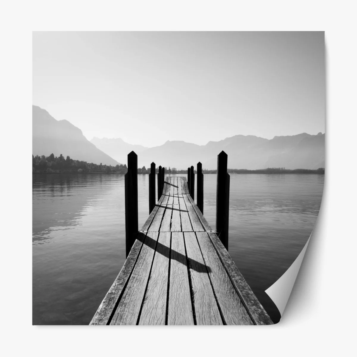 Naklejka repozycjonowalna spokojny pomost nad jeziorem w czerni i bieli – Wallissimo® Naklejka repozycjonowalna spokojny pomost nad jeziorem w czerni i bieli – Wallissimo®