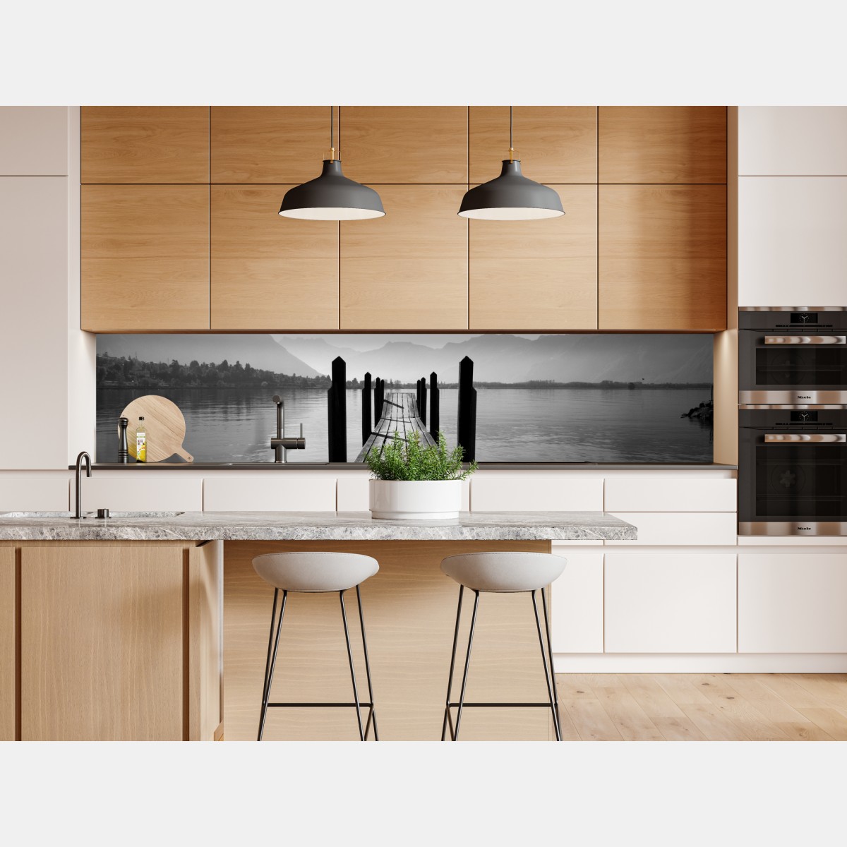 Naklejka repozycjonowalna spokojny pomost nad jeziorem w czerni i bieli – Wallissimo® Naklejka repozycjonowalna spokojny pomost nad jeziorem w czerni i bieli – Wallissimo®