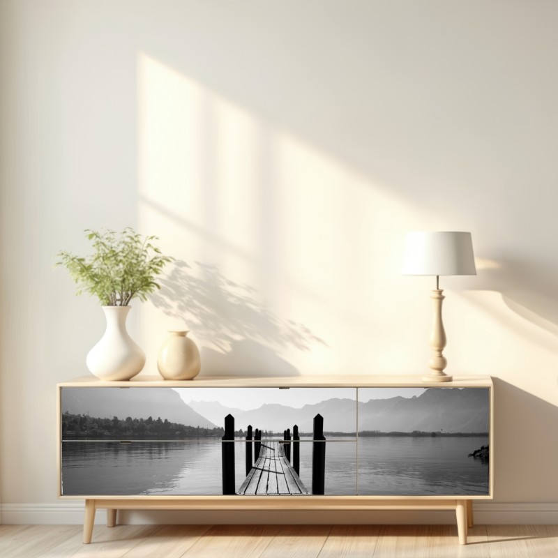 Naklejka repozycjonowalna spokojny pomost nad jeziorem w czerni i bieli – Wallissimo® Naklejka repozycjonowalna spokojny pomost nad jeziorem w czerni i bieli – Wallissimo®