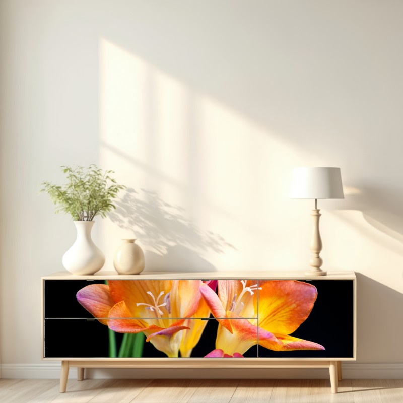 Naklejka repozycjonowalna żywe pomarańczowe frezje na czarnym tle – Wallissimo® Naklejka repozycjonowalna żywe pomarańczowe frezje na czarnym tle – Wallissimo®