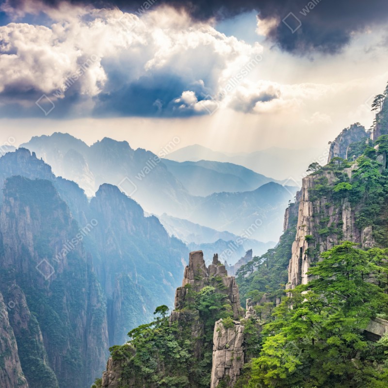 Naklejka repozycjonowalna mglista sceneria górskich klifów z promieniami słońca – Wallissimo® Naklejka repozycjonowalna mglista sceneria górskich klifów z promieniami słońca – Wallissimo®