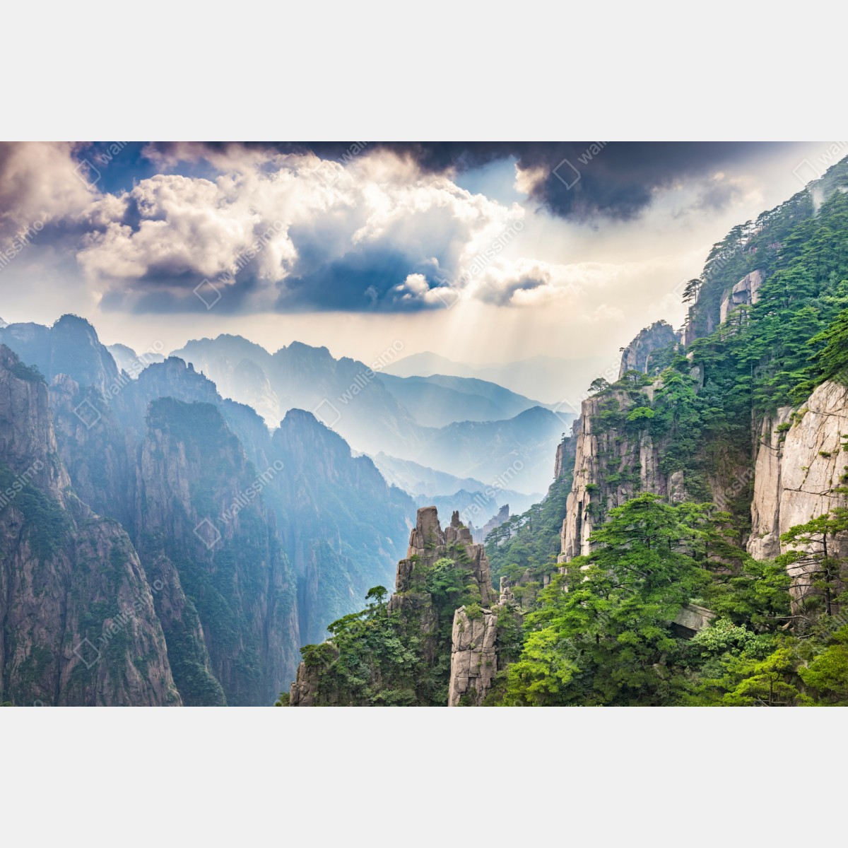 Naklejka repozycjonowalna mglista sceneria górskich klifów z promieniami słońca – Wallissimo® Naklejka repozycjonowalna mglista sceneria górskich klifów z promieniami słońca – Wallissimo®