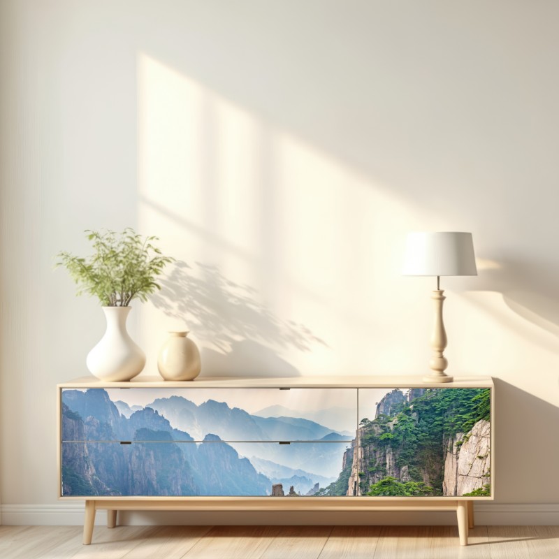 Naklejka repozycjonowalna mglista sceneria górskich klifów z promieniami słońca – Wallissimo® Naklejka repozycjonowalna mglista sceneria górskich klifów z promieniami słońca – Wallissimo®