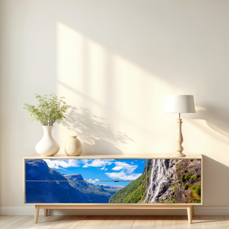 Naklejka repozycjonowalna wodospad siedem sióstr nad Geirangerfjord – Wallissimo® Naklejka repozycjonowalna wodospad siedem sióstr nad Geirangerfjord – Wallissimo®