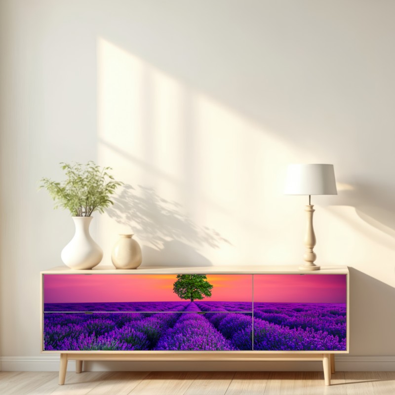Naklejka repozycjonowalna pole lawendy o zachodzie słońca z samotnym drzewem – Wallissimo® Naklejka repozycjonowalna pole lawendy o zachodzie słońca z samotnym drzewem – Wallissimo®