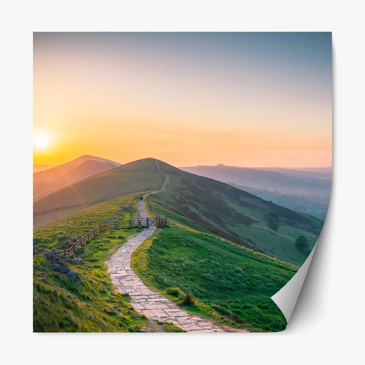 Naklejka repozycjonowalna wschód słońca nad zielonymi wzgórzami z kamienną ścieżką – Wallissimo® Naklejka repozycjonowalna wschód słońca nad zielonymi wzgórzami z kamienną ścieżką – Wallissimo®