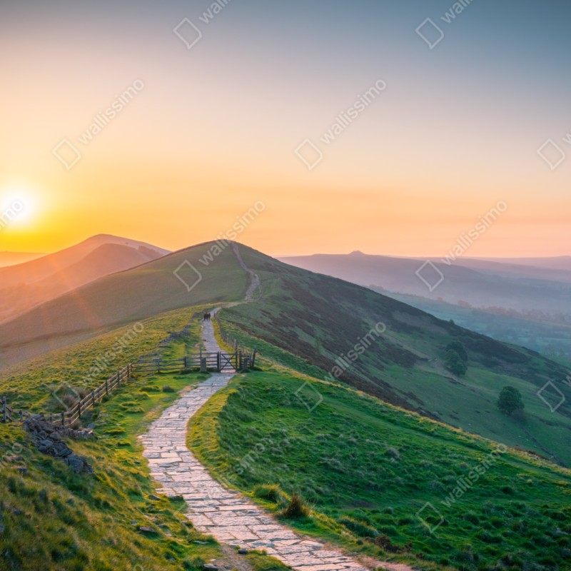 Naklejka repozycjonowalna wschód słońca nad zielonymi wzgórzami z kamienną ścieżką – Wallissimo® Naklejka repozycjonowalna wschód słońca nad zielonymi wzgórzami z kamienną ścieżką – Wallissimo®
