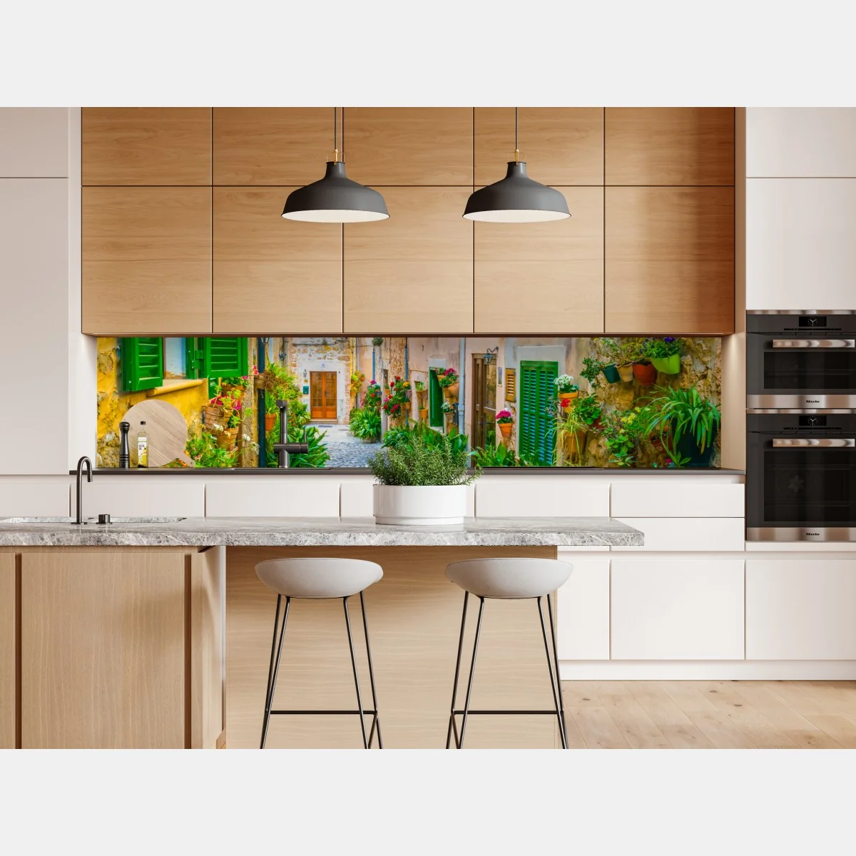 Naklejka repozycjonowalna słoneczna uliczka z zielonymi okiennicami – Wallissimo® Naklejka repozycjonowalna słoneczna uliczka z zielonymi okiennicami – Wallissimo®