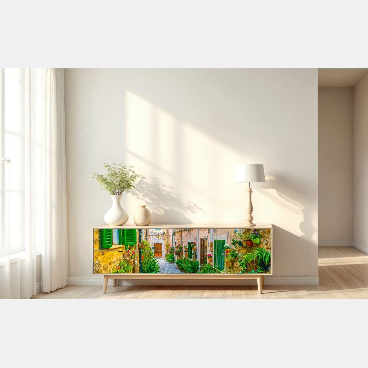 Naklejka repozycjonowalna słoneczna uliczka z zielonymi okiennicami – Wallissimo® Naklejka repozycjonowalna słoneczna uliczka z zielonymi okiennicami – Wallissimo®