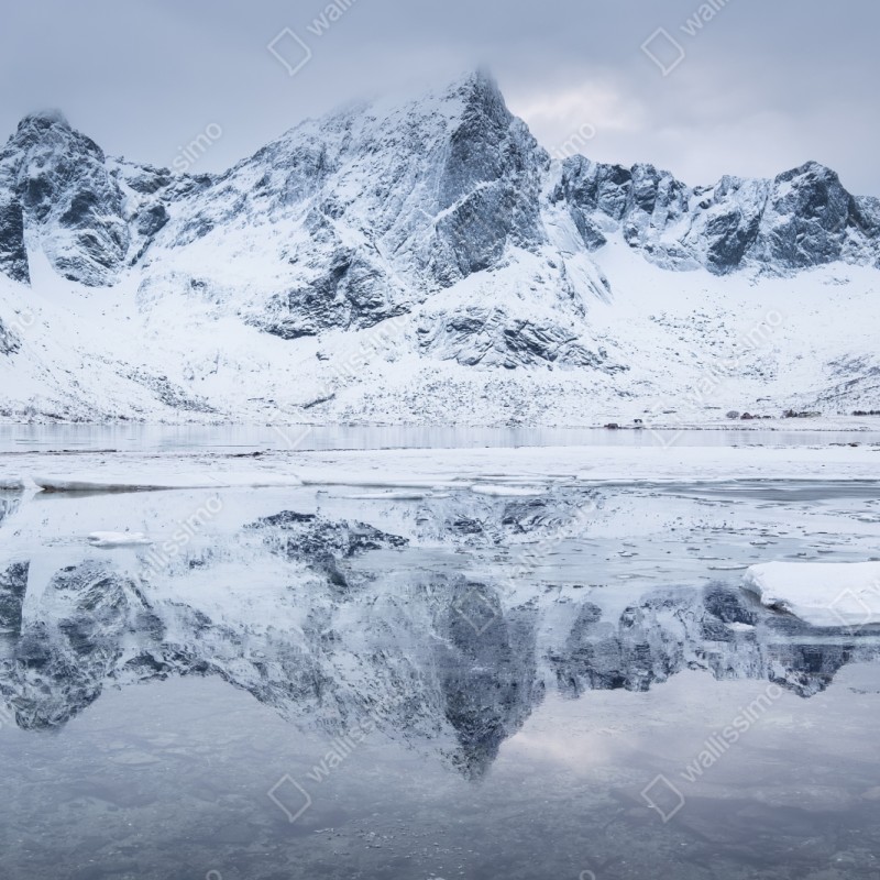 Naklejka repozycjonowalna śnieżne odbicie górskie w Norwegii – Wallissimo® Naklejka repozycjonowalna śnieżne odbicie górskie w Norwegii – Wallissimo®