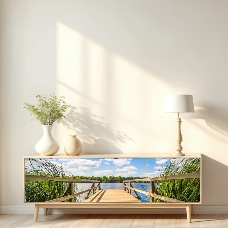 Naklejka repozycjonowalna słoneczny pomost nad jeziorem – Wallissimo® Naklejka repozycjonowalna słoneczny pomost nad jeziorem – Wallissimo®