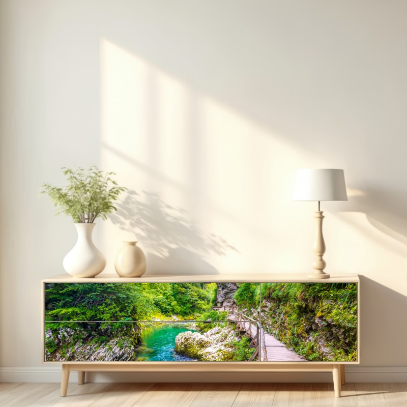 Naklejka repozycjonowalna turkusowa rzeka i drewniana ścieżka w lesie – Wallissimo® Naklejka repozycjonowalna turkusowa rzeka i drewniana ścieżka w lesie – Wallissimo®