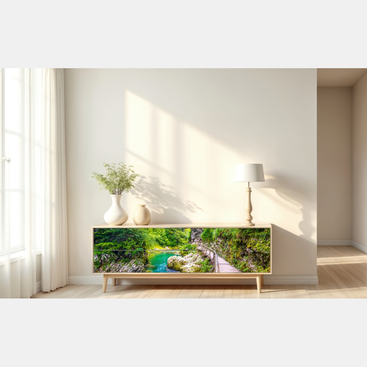 Naklejka repozycjonowalna turkusowa rzeka i drewniana ścieżka w lesie – Wallissimo® Naklejka repozycjonowalna turkusowa rzeka i drewniana ścieżka w lesie – Wallissimo®