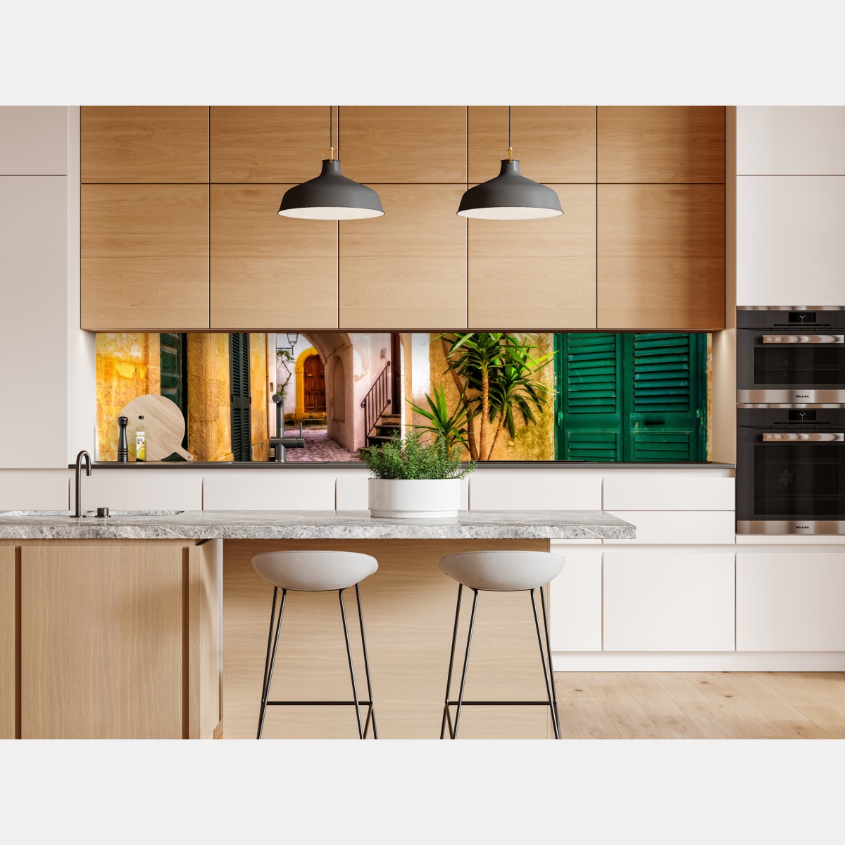 Naklejka repozycjonowalna słoneczna śródziemnomorska uliczka z zielonymi okiennicami – Wallissimo® Naklejka repozycjonowalna słoneczna śródziemnomorska uliczka z zielonymi okiennicami – Wallissimo®