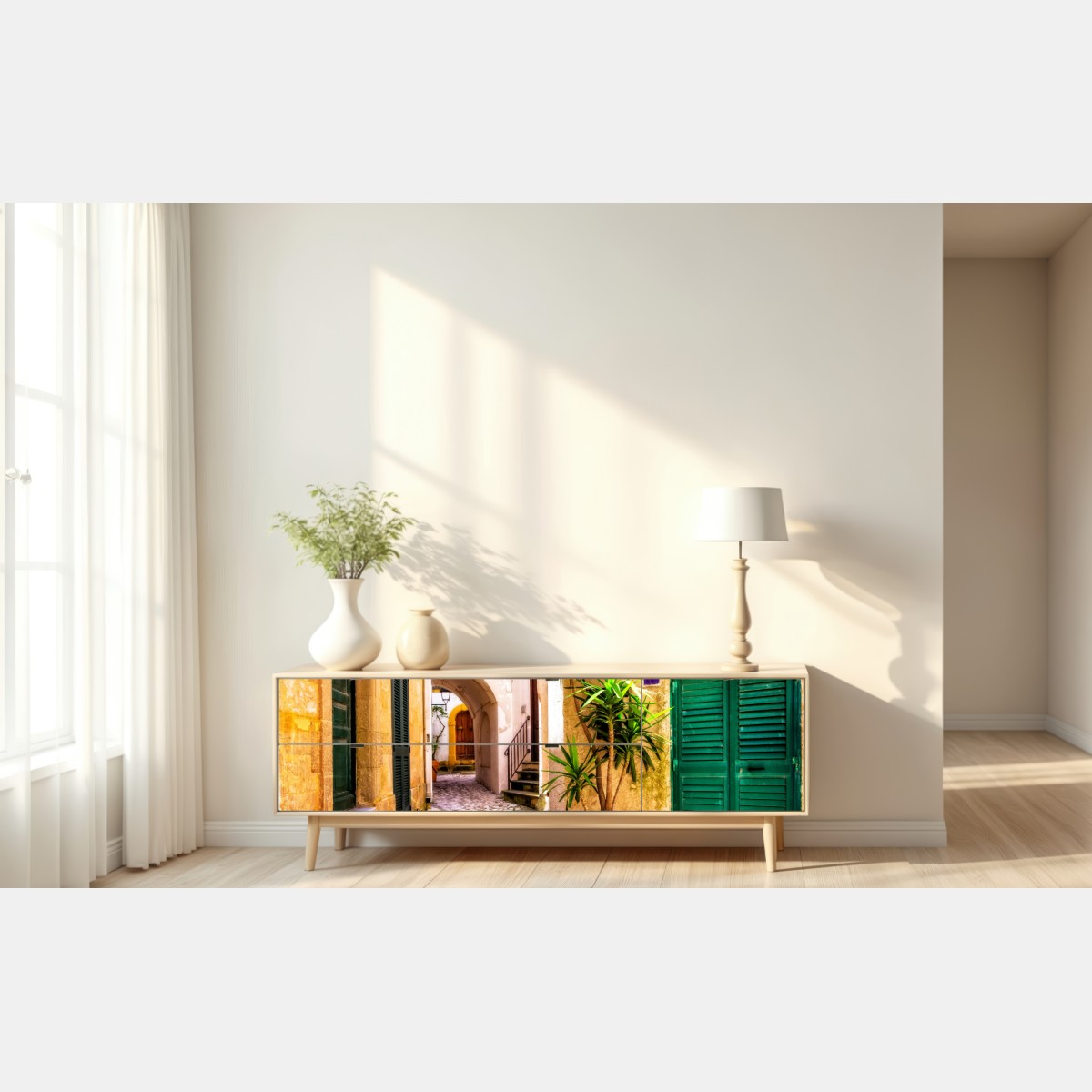 Naklejka repozycjonowalna słoneczna śródziemnomorska uliczka z zielonymi okiennicami – Wallissimo® Naklejka repozycjonowalna słoneczna śródziemnomorska uliczka z zielonymi okiennicami – Wallissimo®