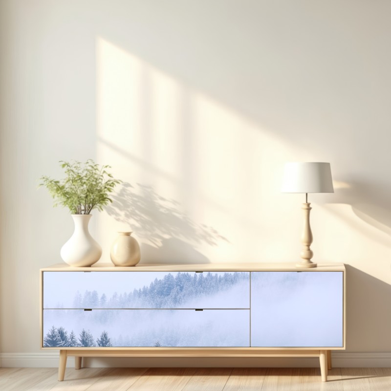 Naklejka repozycjonowalna zimowa mgła nad lasem iglastym – Wallissimo® Naklejka repozycjonowalna zimowa mgła nad lasem iglastym – Wallissimo®