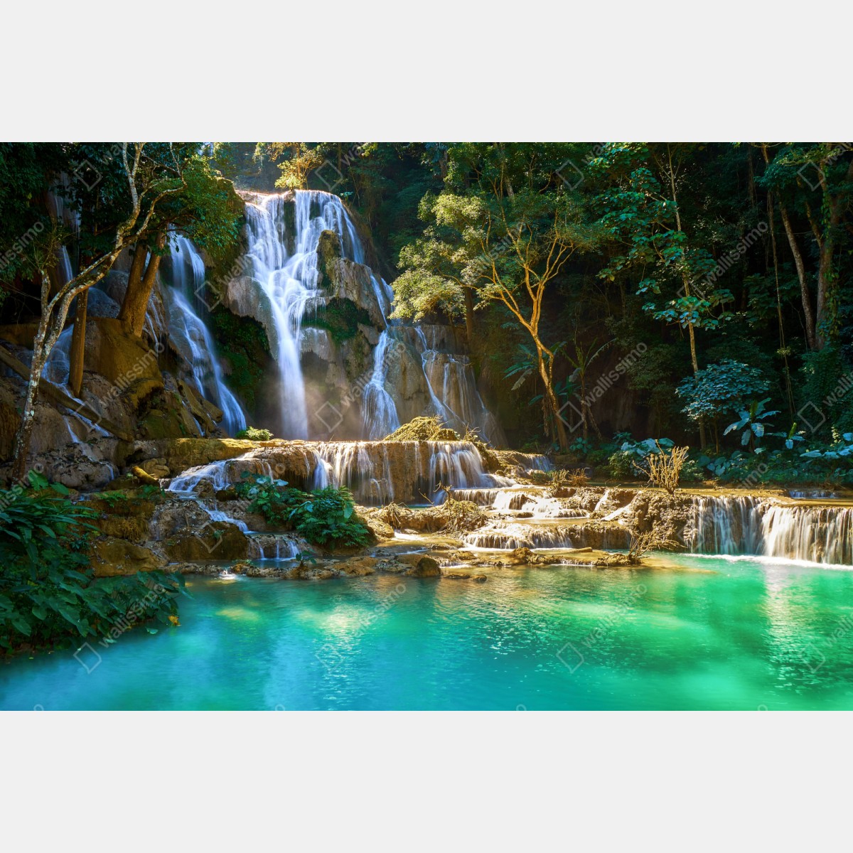 Naklejka repozycjonowalna turkusowy wodospad w bujnym lesie – Wallissimo® Naklejka repozycjonowalna turkusowy wodospad w bujnym lesie – Wallissimo®