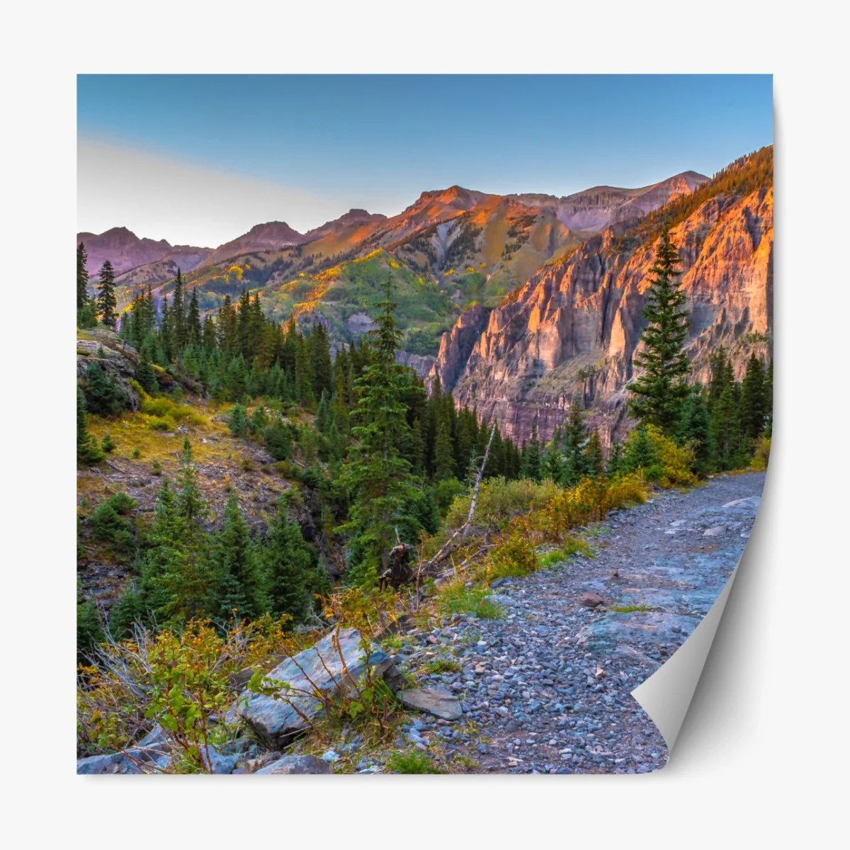 Naklejka repozycjonowalna alpejski szlak o zachodzie słońca – Wallissimo® Naklejka repozycjonowalna alpejski szlak o zachodzie słońca – Wallissimo®