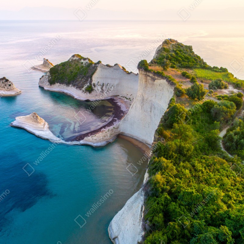 Naklejka repozycjonowalna powietrzny widok klifów i turkusowego morza – Wallissimo® Naklejka repozycjonowalna powietrzny widok klifów i turkusowego morza – Wallissimo®