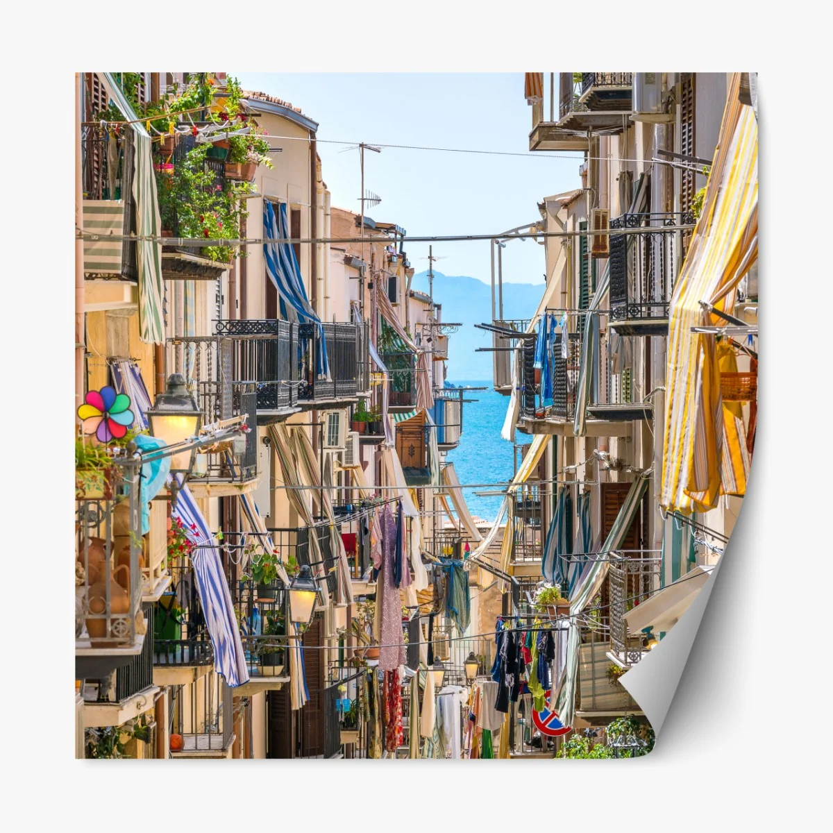 Naklejka repozycjonowalna słoneczna uliczka nad morzem z widokiem na zatokę – Wallissimo® Naklejka repozycjonowalna słoneczna uliczka nad morzem z widokiem na zatokę – Wallissimo®