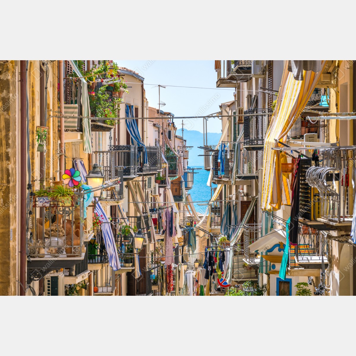 Naklejka repozycjonowalna słoneczna uliczka nad morzem z widokiem na zatokę – Wallissimo® Naklejka repozycjonowalna słoneczna uliczka nad morzem z widokiem na zatokę – Wallissimo®