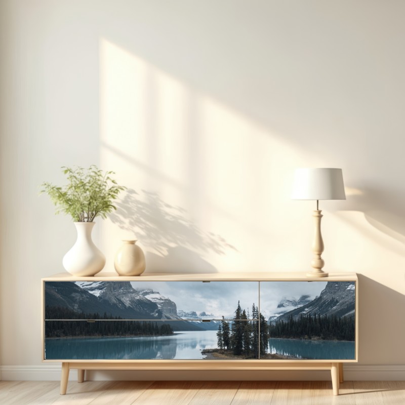 Naklejka repozycjonowalna spokojne alpejskie jezioro z wyspą i kajakiem – Wallissimo® Naklejka repozycjonowalna spokojne alpejskie jezioro z wyspą i kajakiem – Wallissimo®